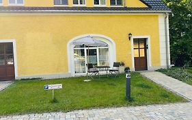 Alter Gutshof Kromlau Direkt Am Schloss Und Rhododendronpark, Terasse Und Parkplatz